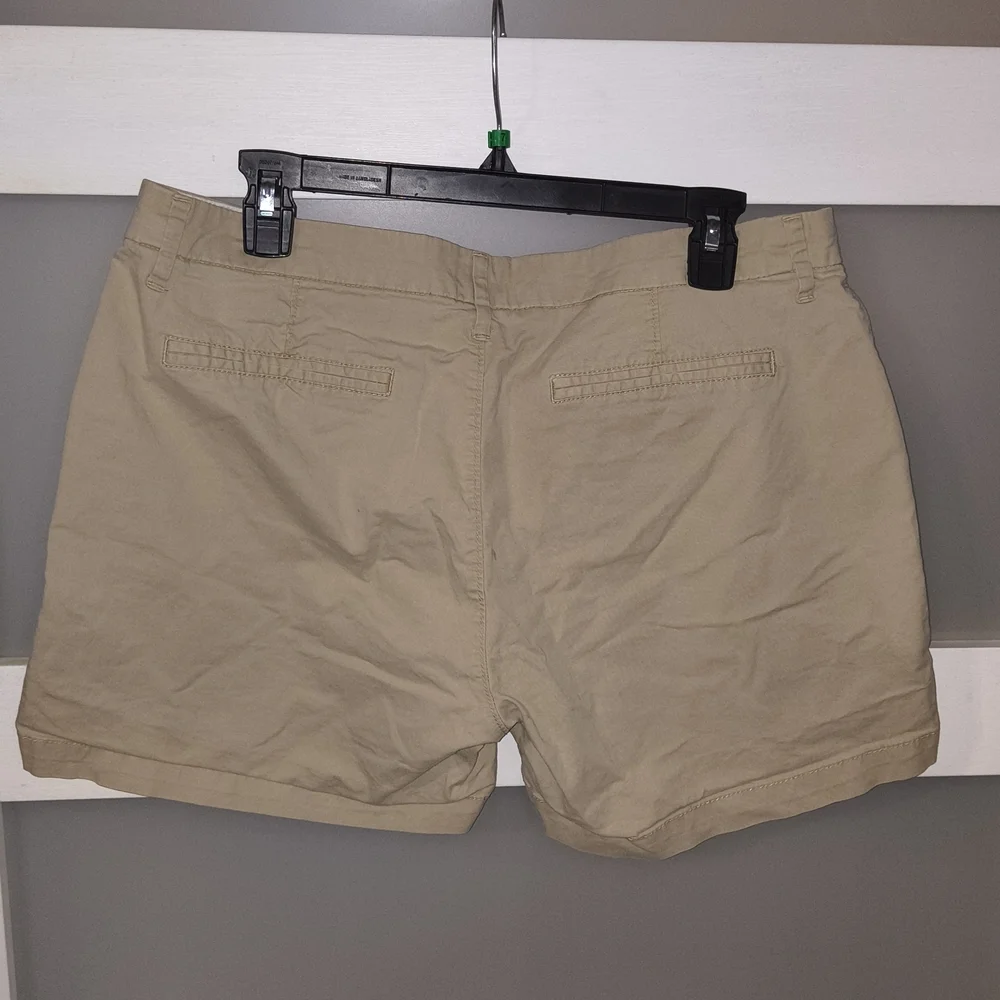 NWOT Old Navy Women's Tan Shorts - Picture 2 of 3